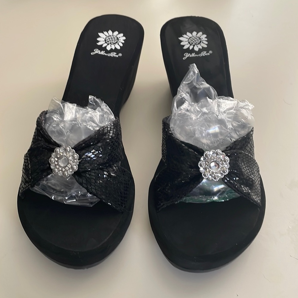 Yellow Box black 2” platform flip flops size 11, metallic black strap